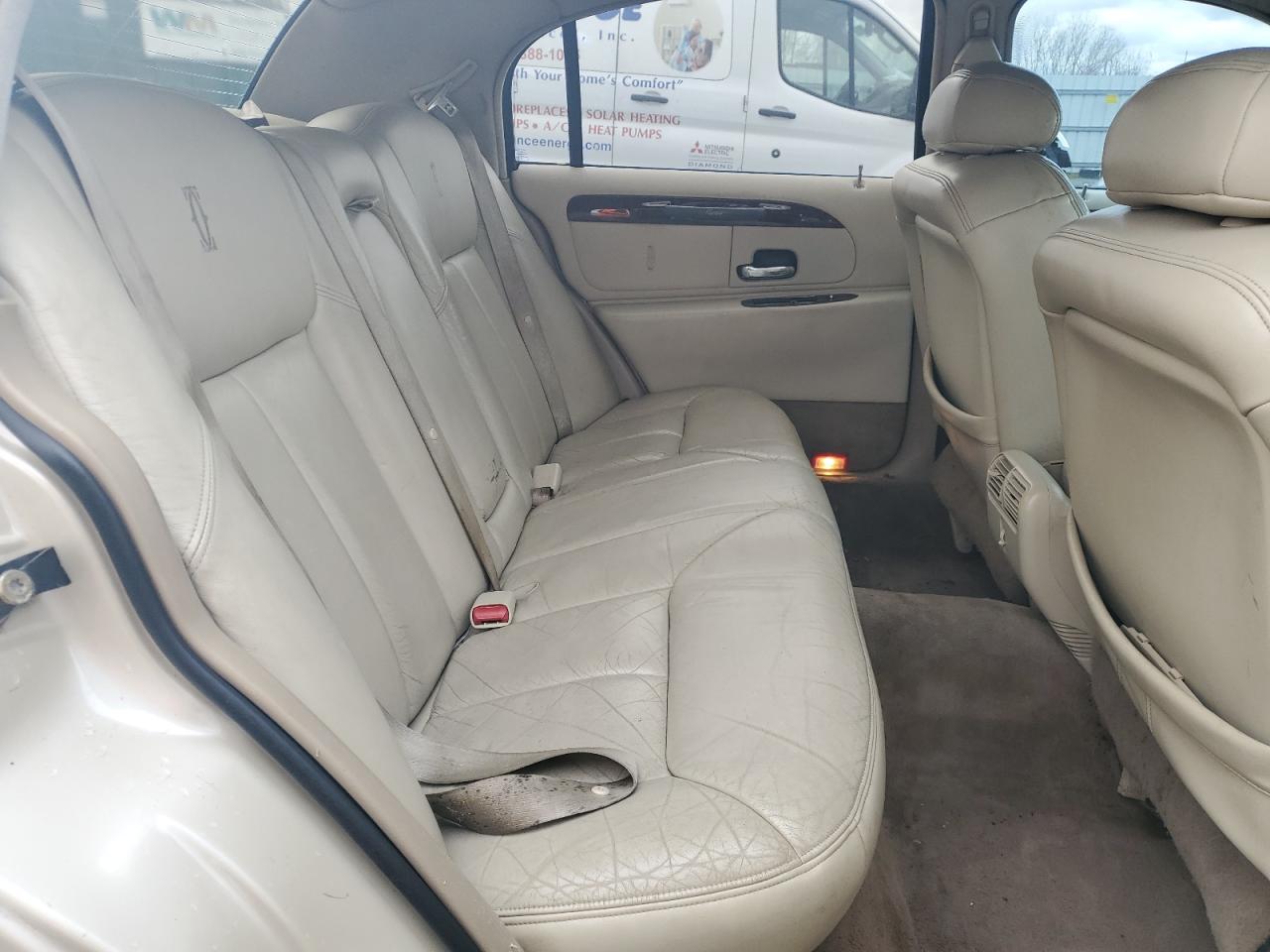 1999 Lincoln Town Car - Image 10