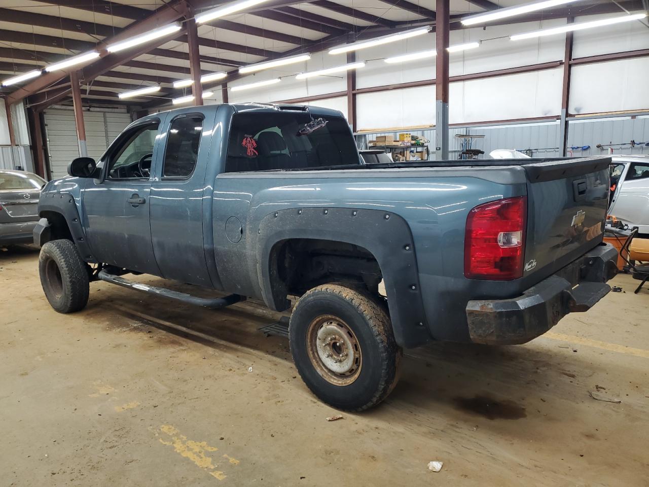 2009 Chevrolet Silverado - Image 2