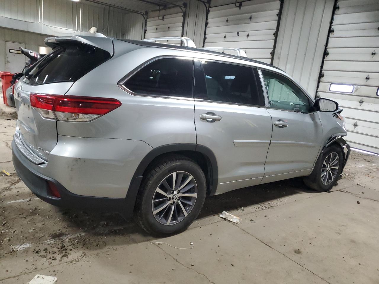 2017 Toyota Highlander - Image 3