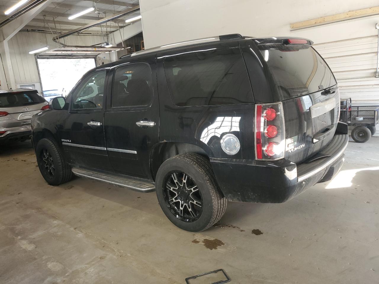 2011 GMC Yukon - Image 2