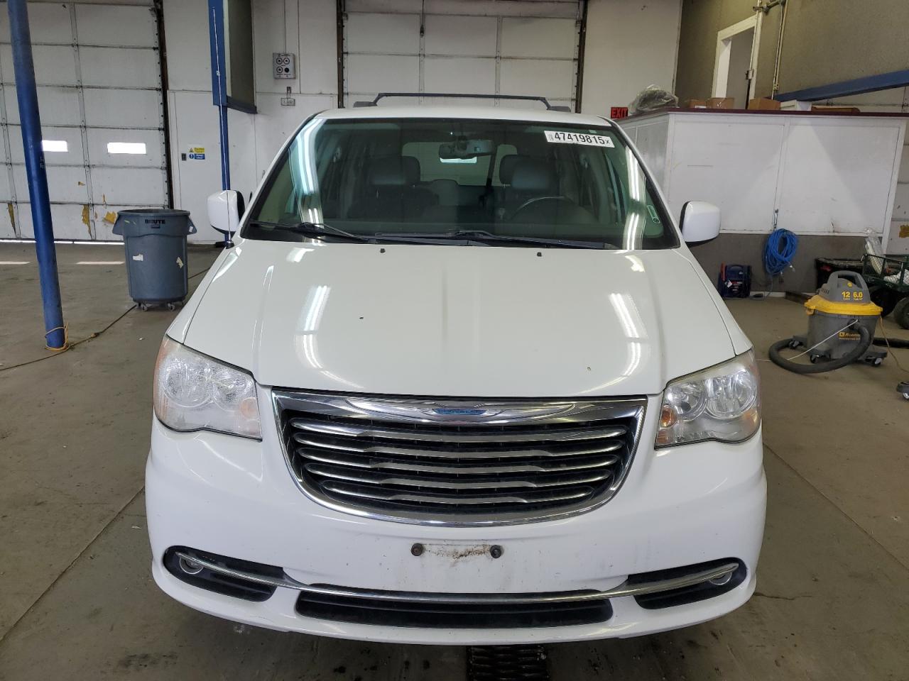 2016 Chrysler Town & Country - Image 5