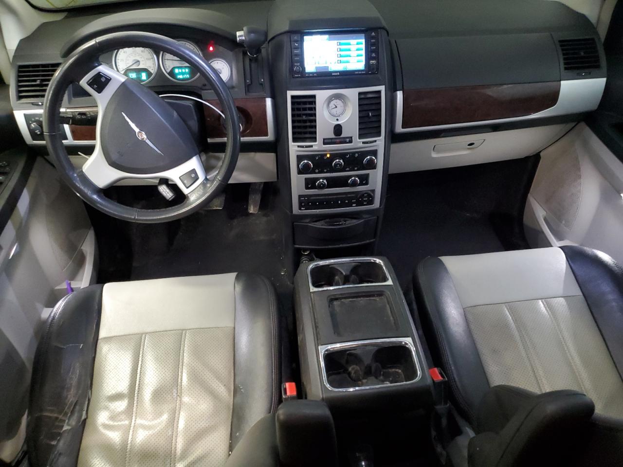 2010 Chrysler Town & Country - Image 8
