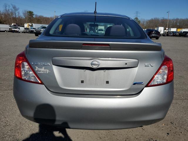 Sedans NISSAN VERSA 2014 Srebrny
