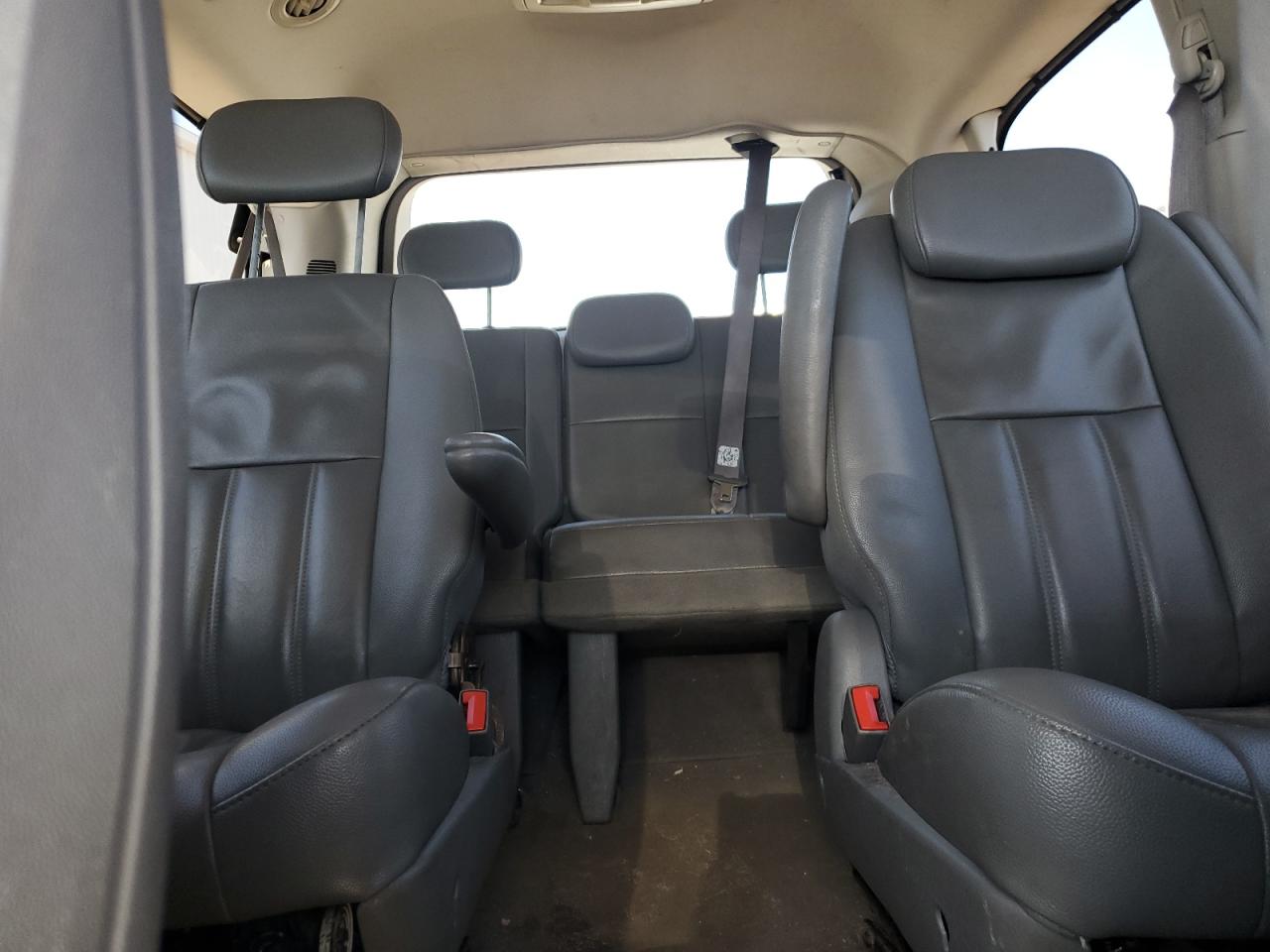 2009 Chrysler Town & Country - Image 10