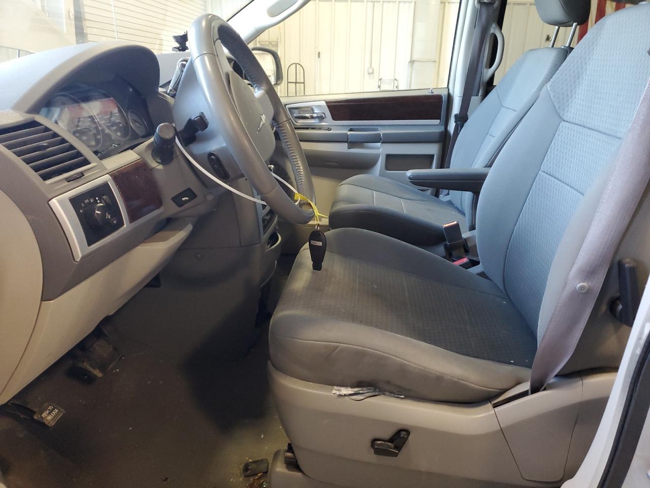 2010 Chrysler Town & Country - Image 7
