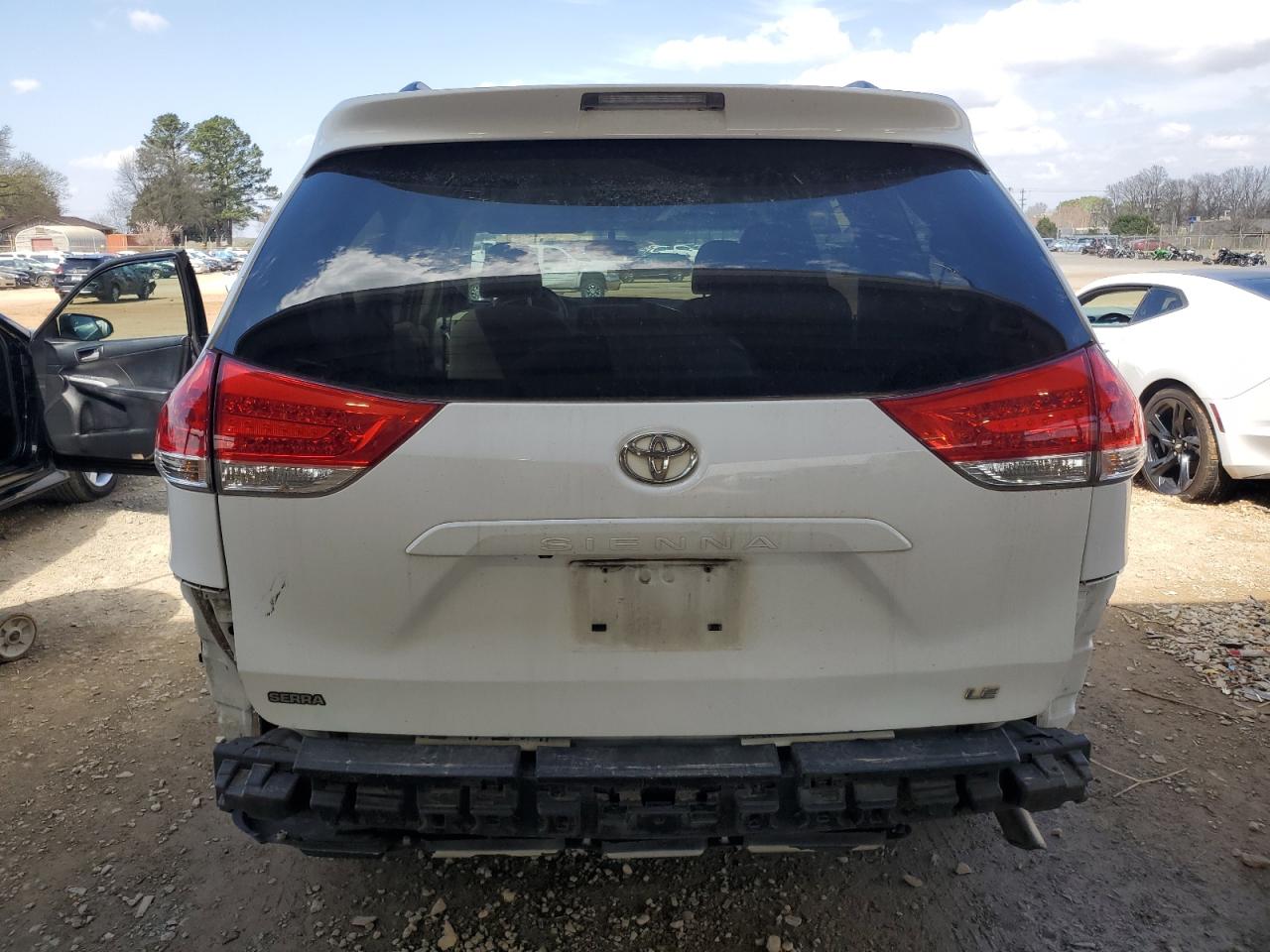 2011 Toyota Sienna - Image 6
