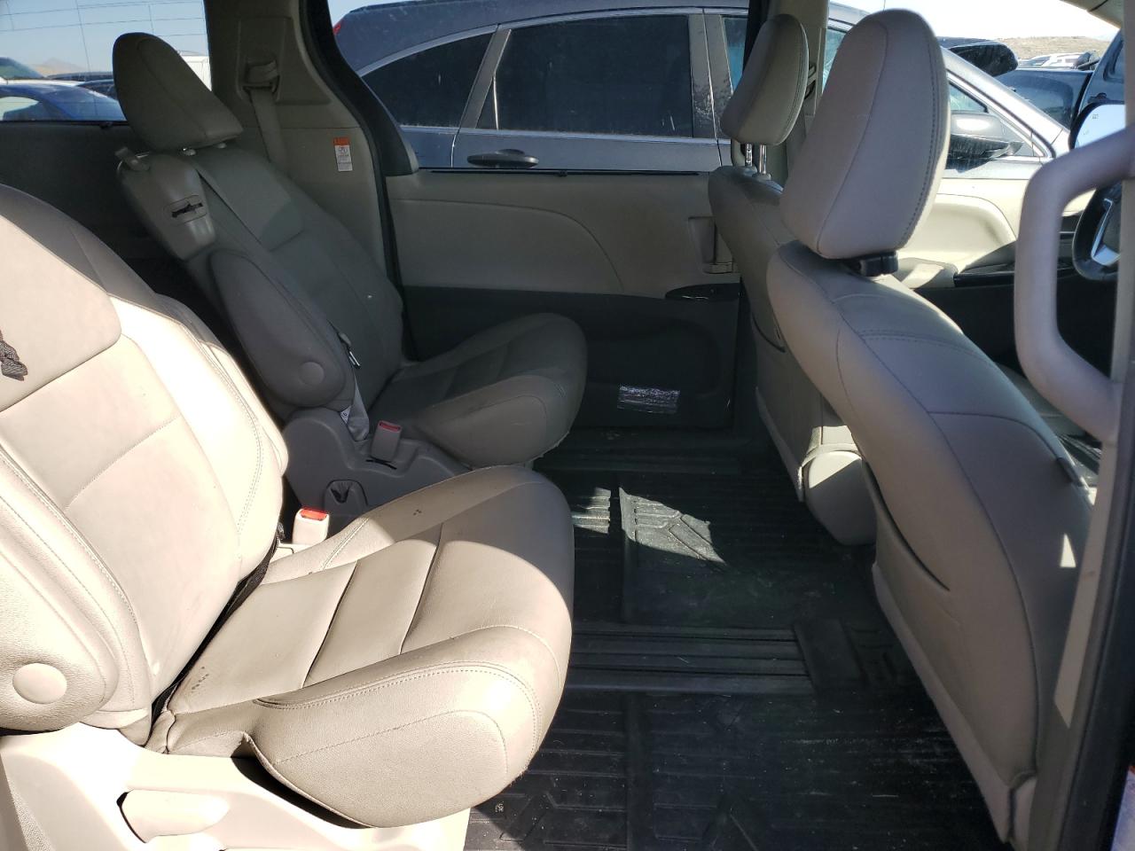 2015 Toyota Sienna - Image 11