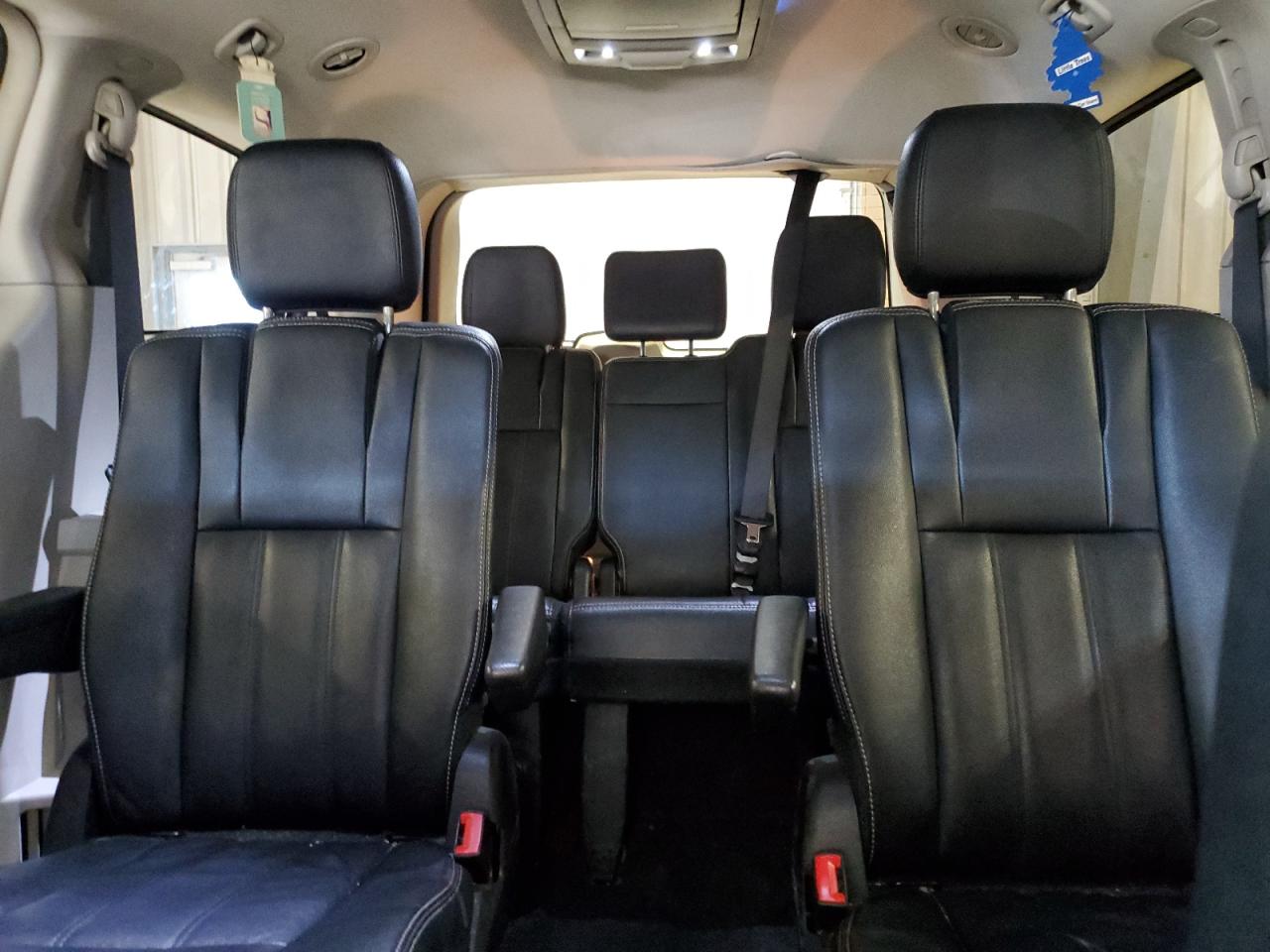 2016 Chrysler Town & Country - Image 10