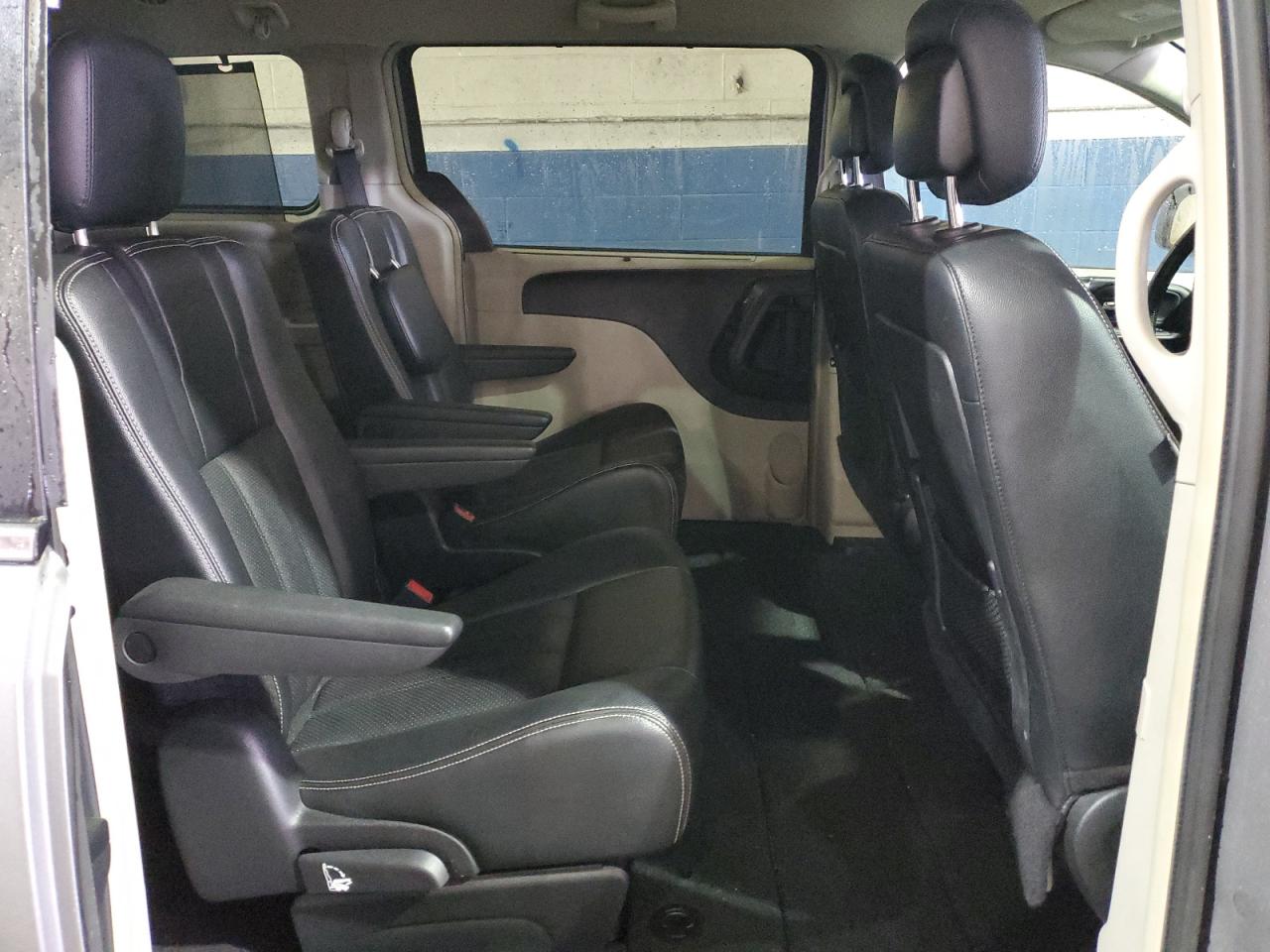 2016 Chrysler Town & Country - Image 11