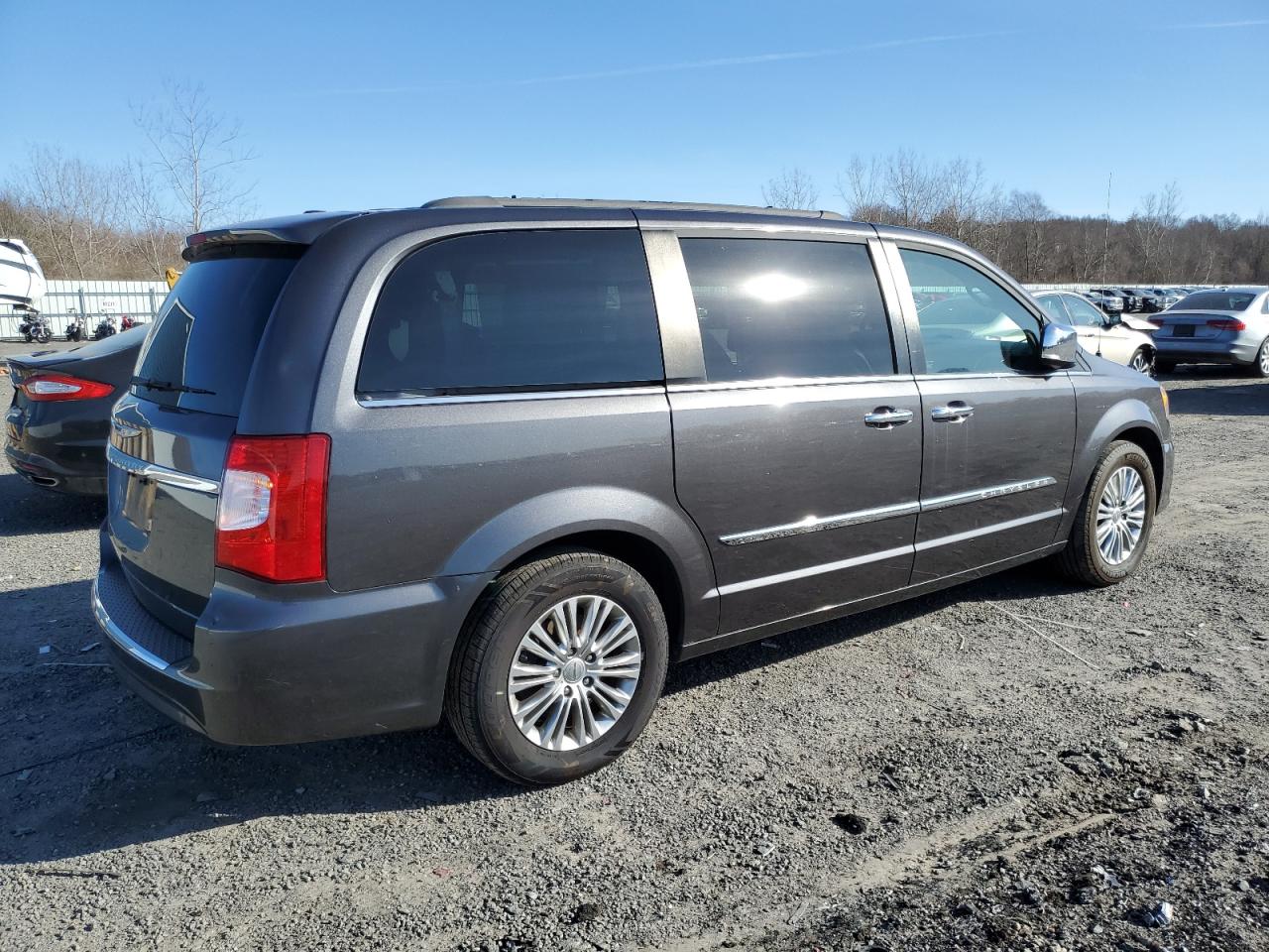 2015 Chrysler Town & Country - Image 3