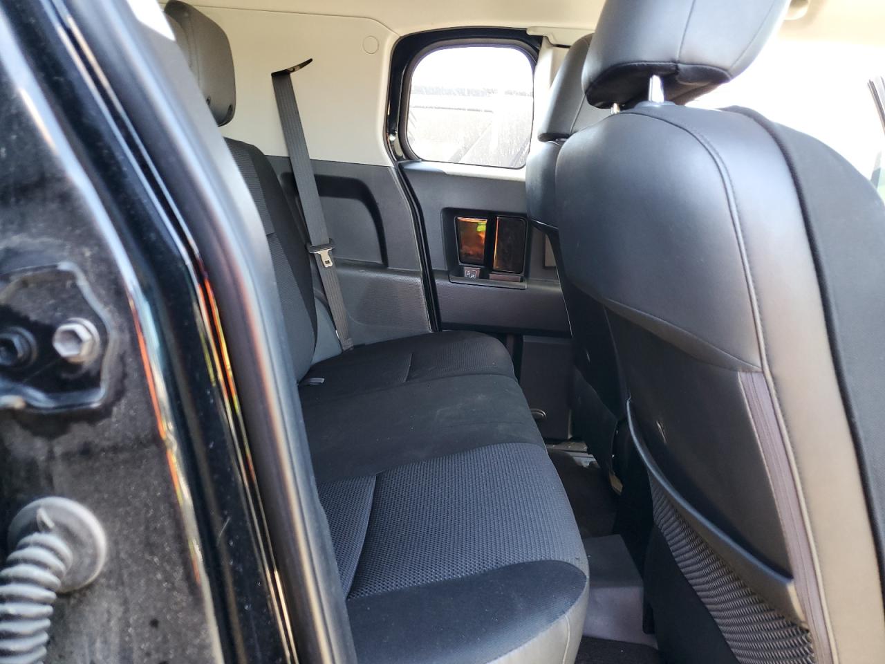 2012 Toyota FJ Cruiser - Image 11