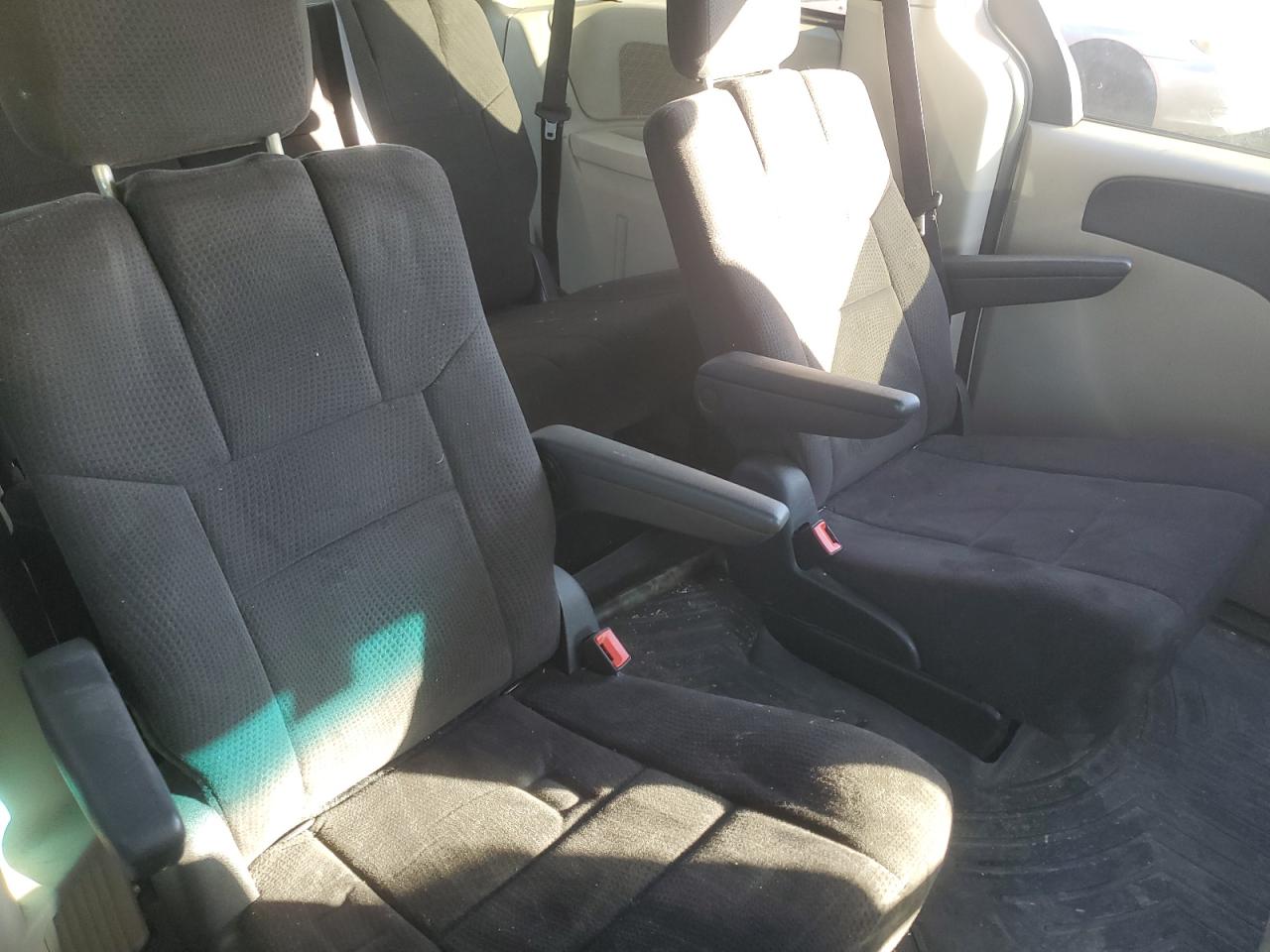 2012 Dodge Caravan - Image 11