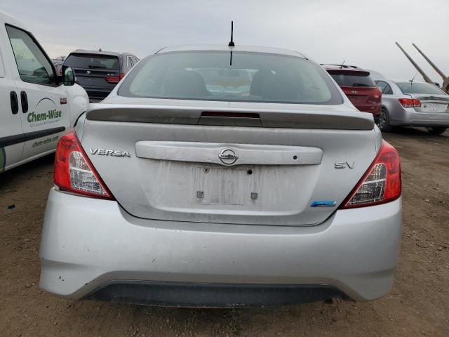  NISSAN VERSA 2015 Srebrny