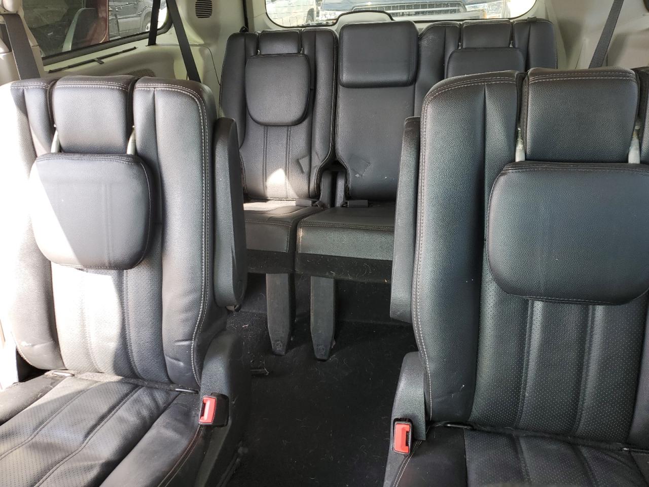2014 Chrysler Town & Country - Image 10