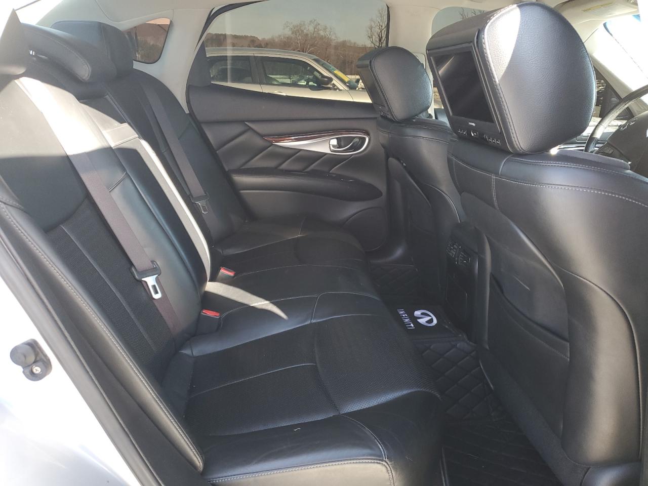 2011 Infiniti M - Image 10