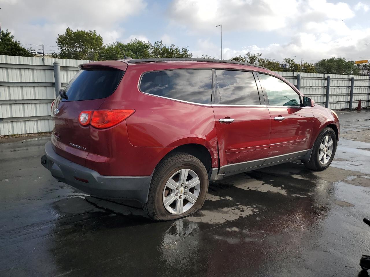 2010 Chevrolet Traverse - Image 3