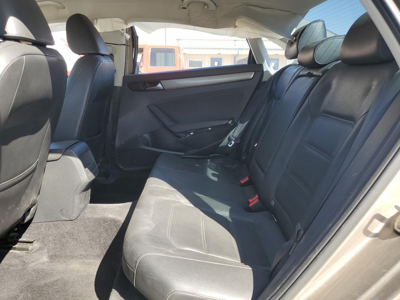 2015 Volkswagen Passat - Image 11