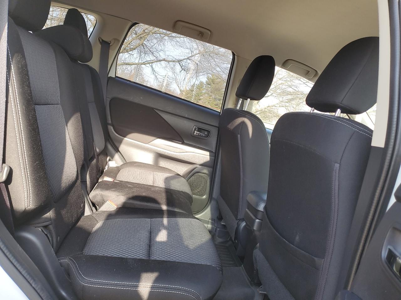 2016 Mitsubishi Outlander - Image 11