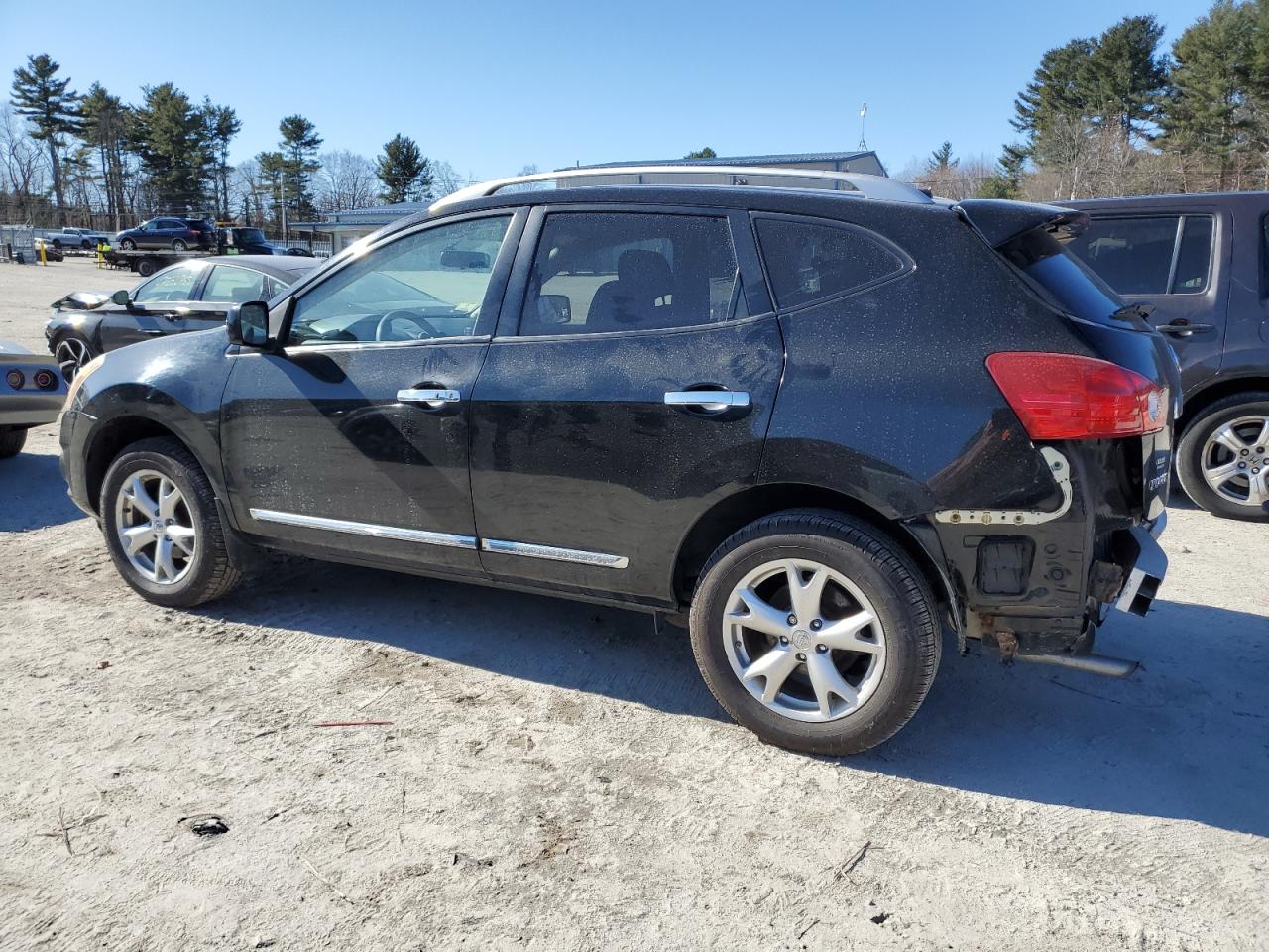 2011 Nissan Rogue - Image 2
