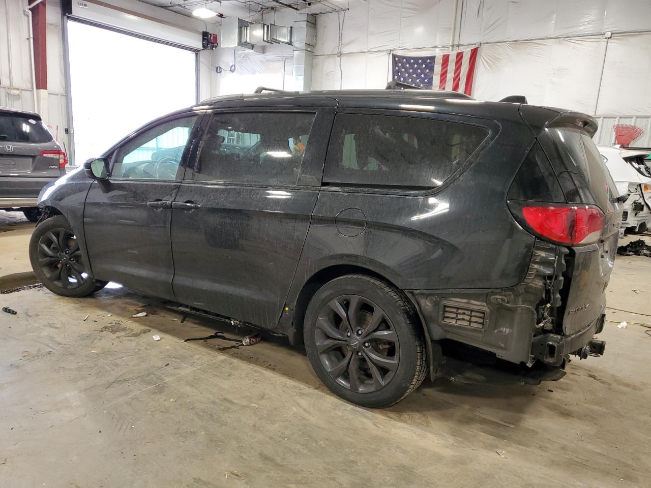 2019 Chrysler Pacifica - Image 2