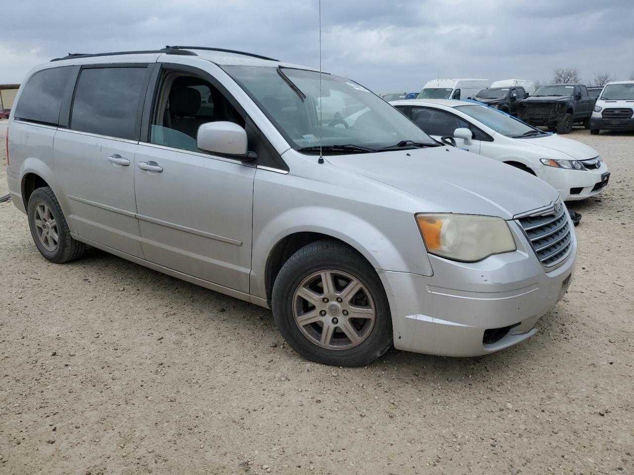 2009 Chrysler Town & Country - Image 4