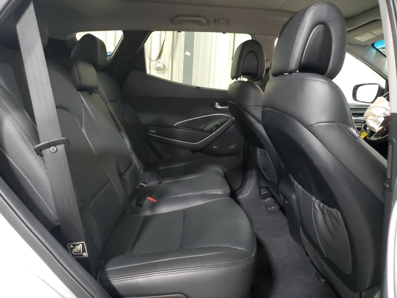 2016 Hyundai Santa Fe - Image 11