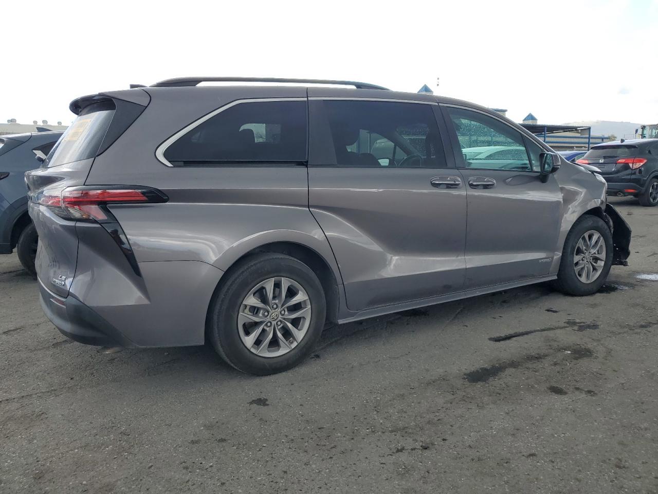 2021 Toyota Sienna - Image 3