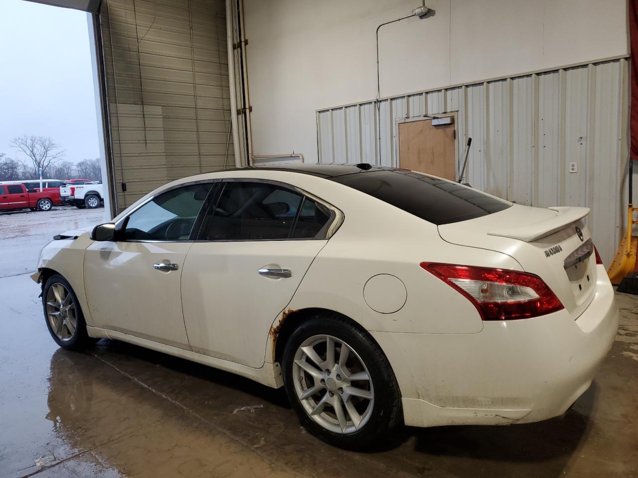 2010 Nissan Maxima - Image 2