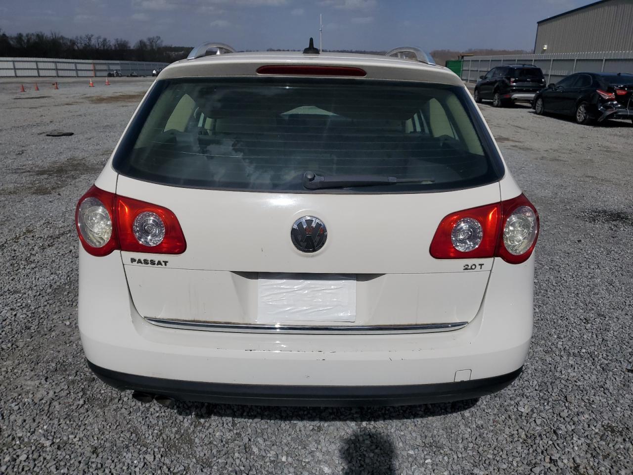 2010 Volkswagen Passat - Image 6