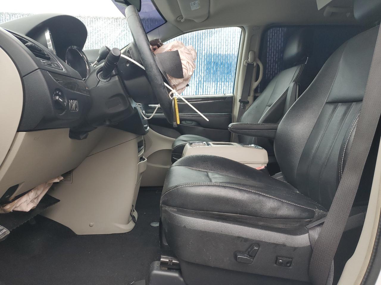 2015 Chrysler Town & Country - Image 7