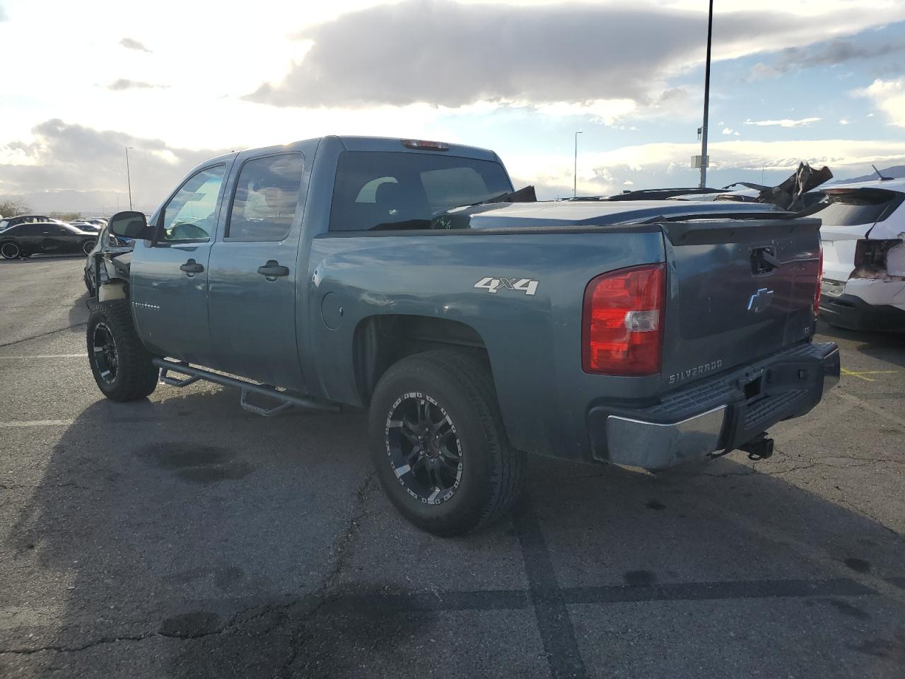 2007 Chevrolet Silverado - Image 2