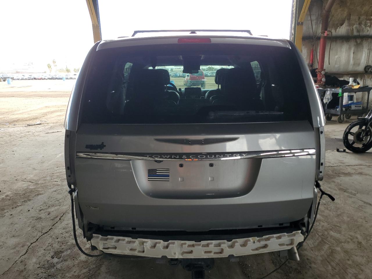 2014 Chrysler Town & Country - Image 6