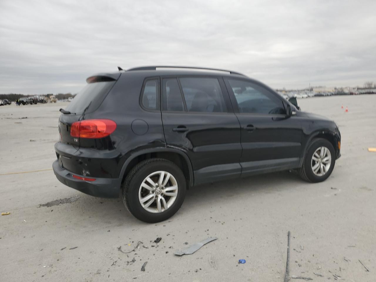 2017 Volkswagen Tiguan - Image 3