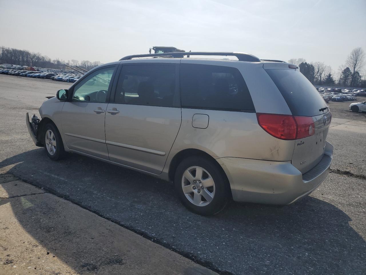 2009 Toyota Sienna - Image 2