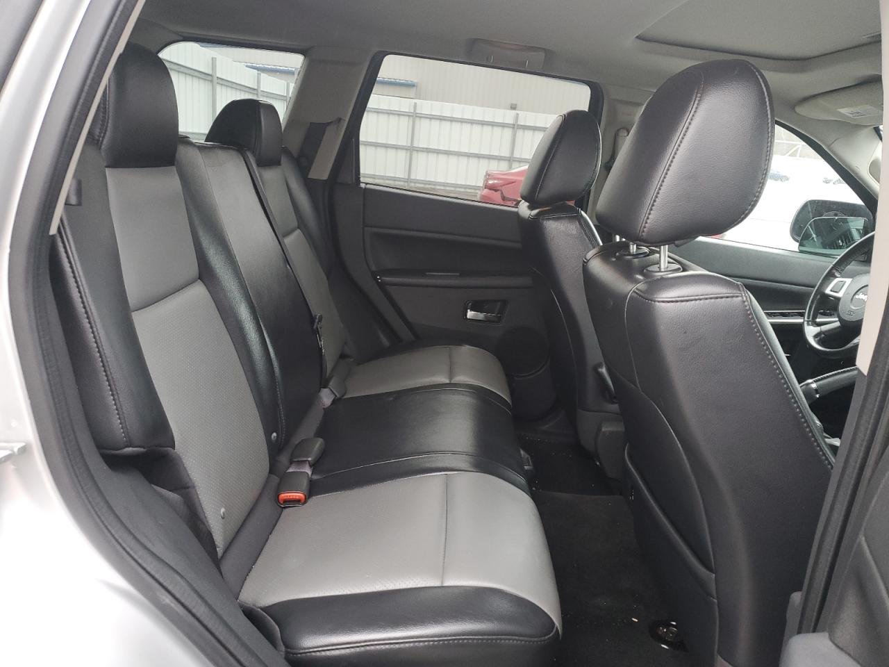 2010 Jeep Grand Cherokee - Image 11