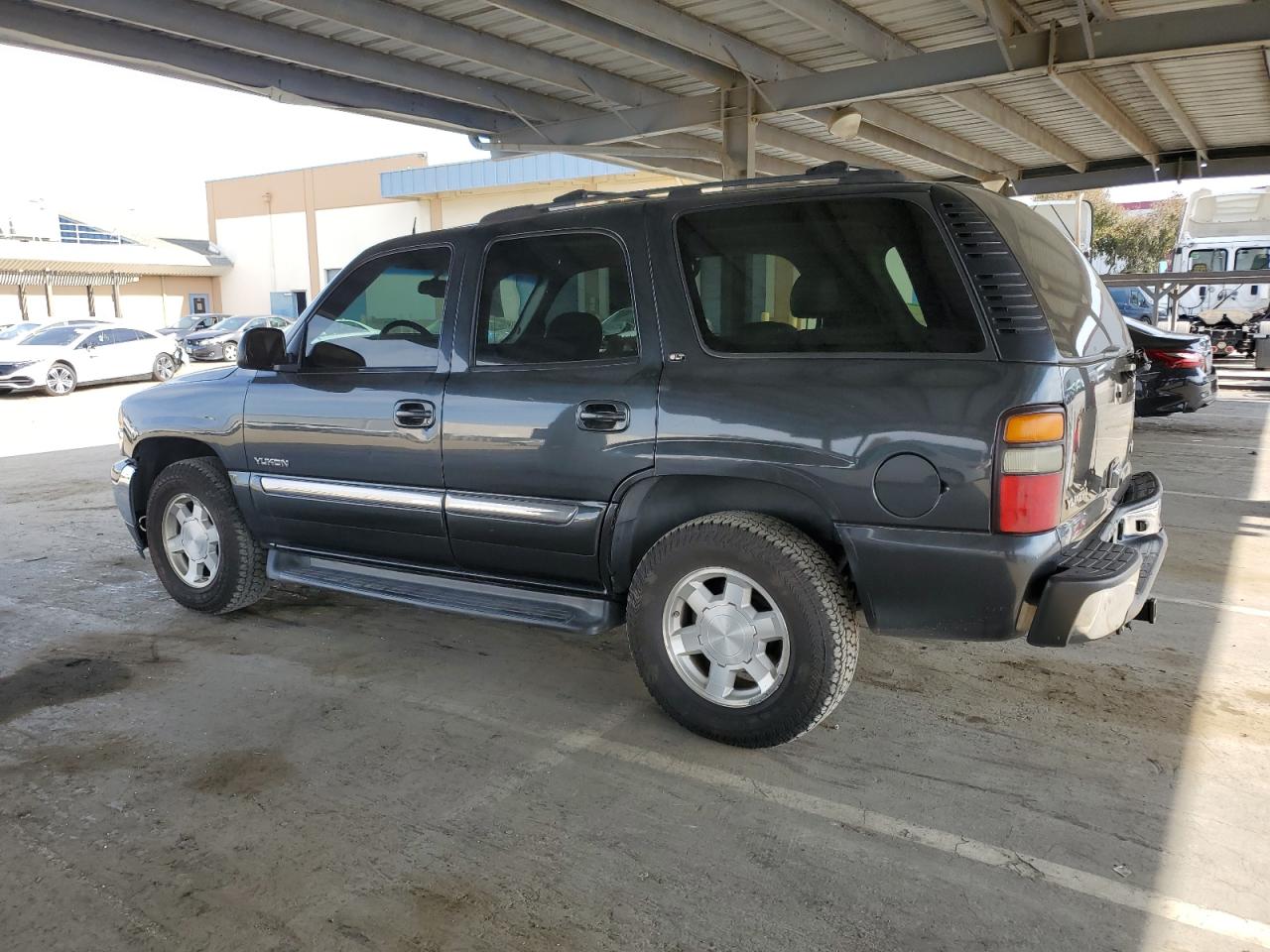 2005 GMC Yukon - Image 2