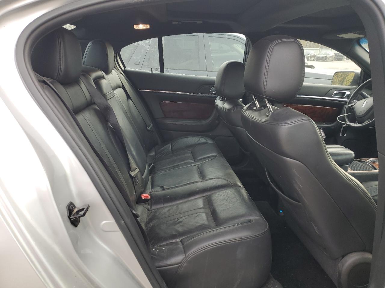 2014 Lincoln MKS - Image 10