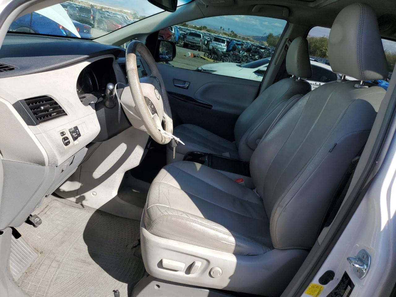 2012 Toyota Sienna - Image 7