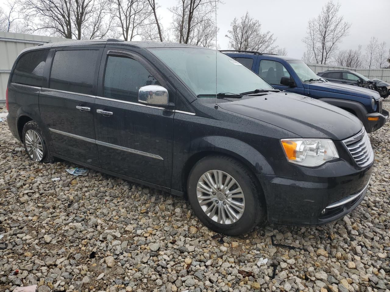 2014 Chrysler Town & Country - Image 4