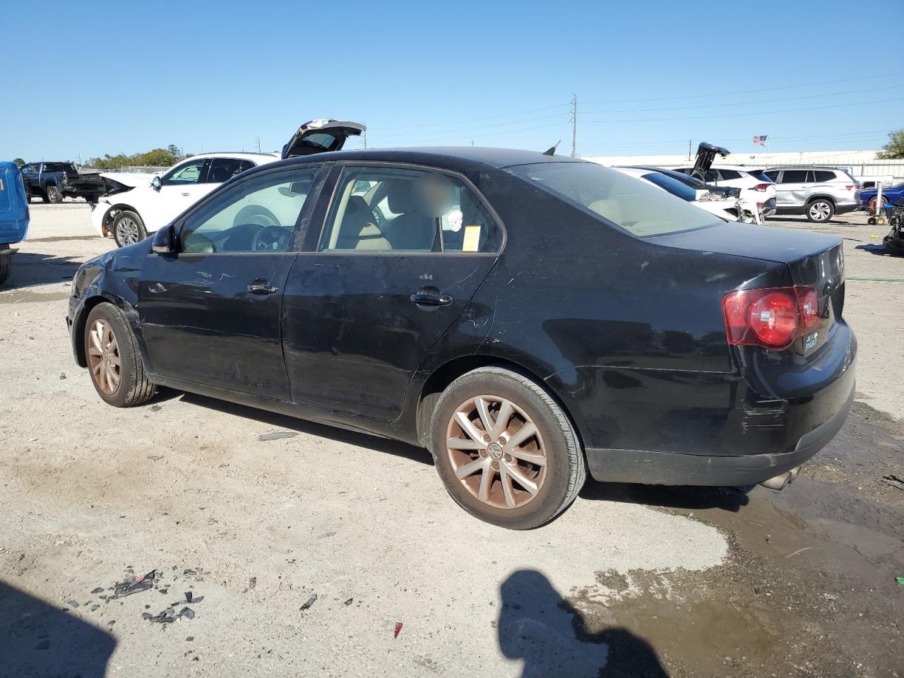 2010 Volkswagen Jetta - Image 2