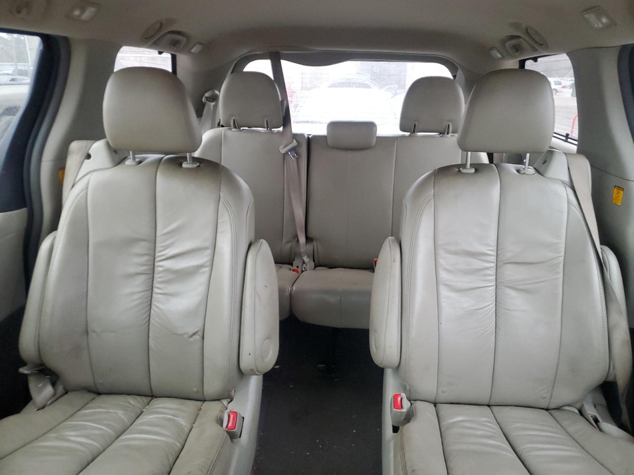 2011 Toyota Sienna - Image 10