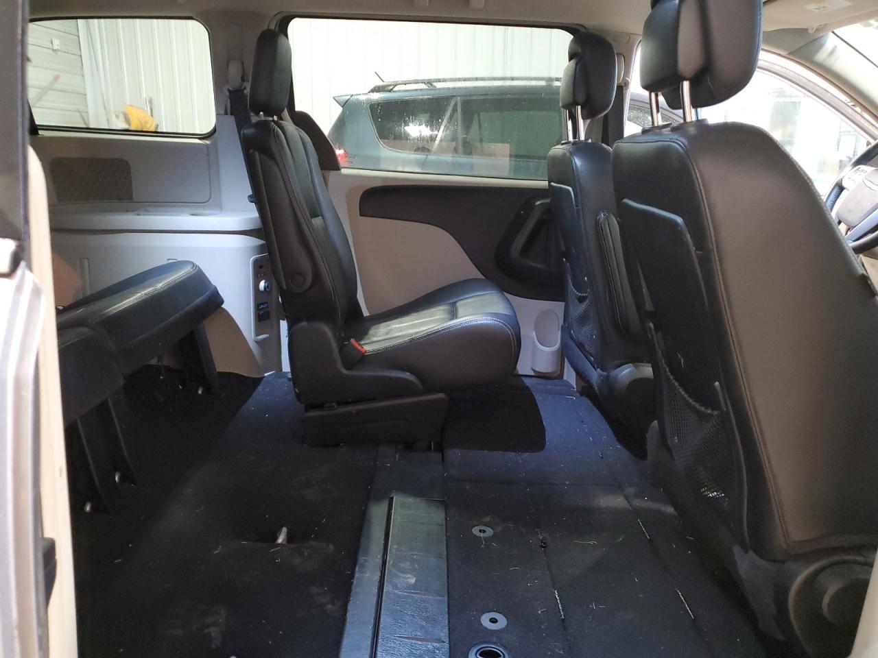 2016 Chrysler Town & Country - Image 11