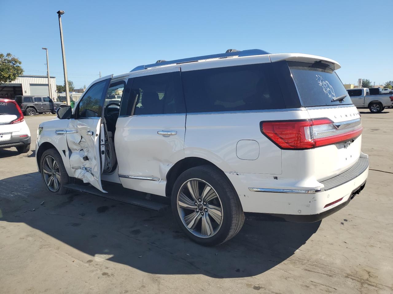 2018 Lincoln Navigator - Image 2