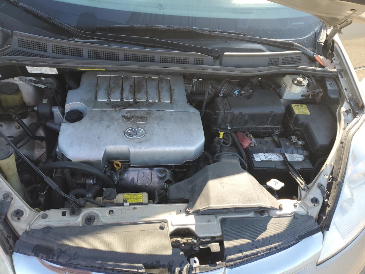 2010 Toyota Sienna - Image 12