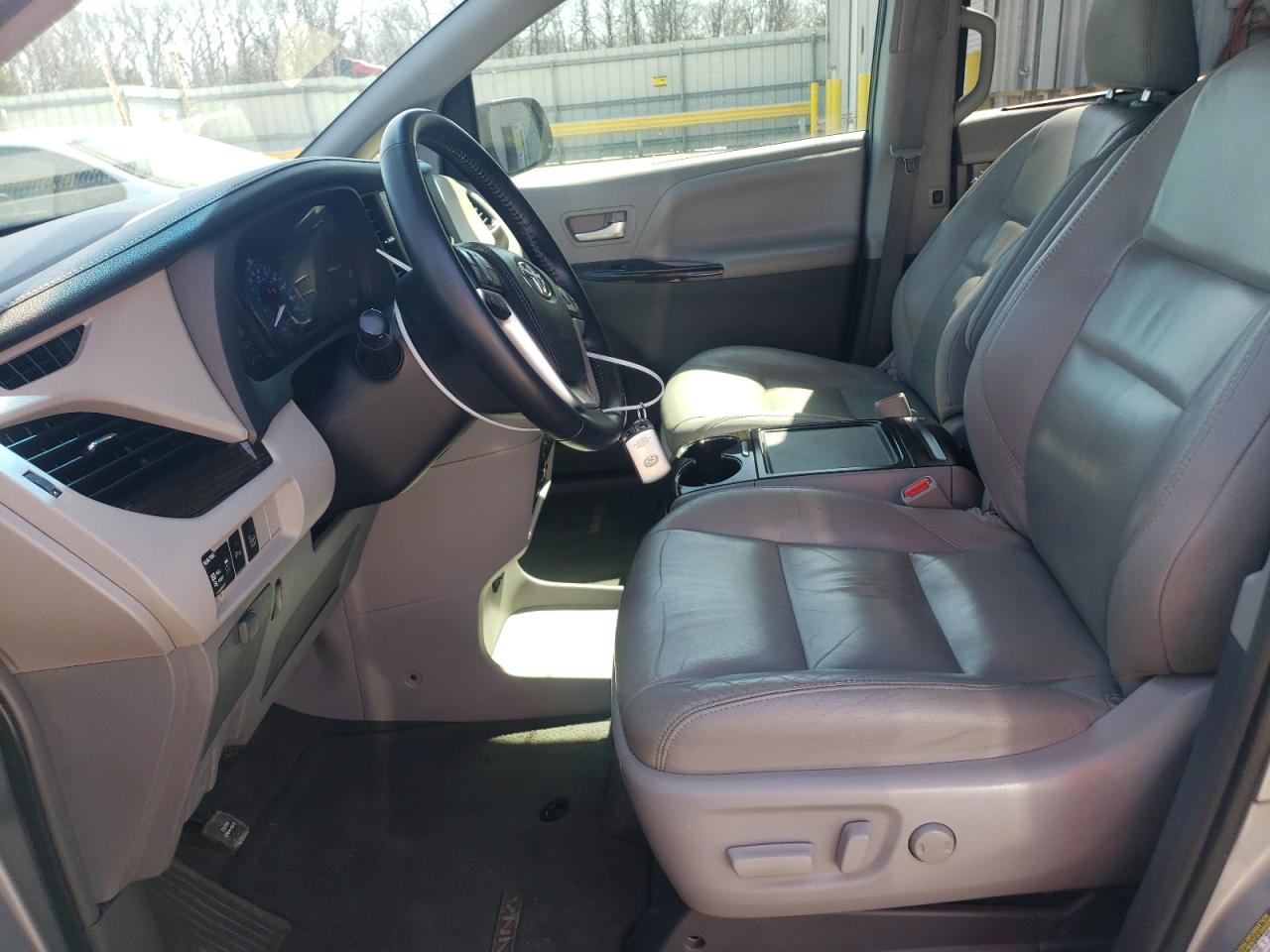 2015 Toyota Sienna - Image 7