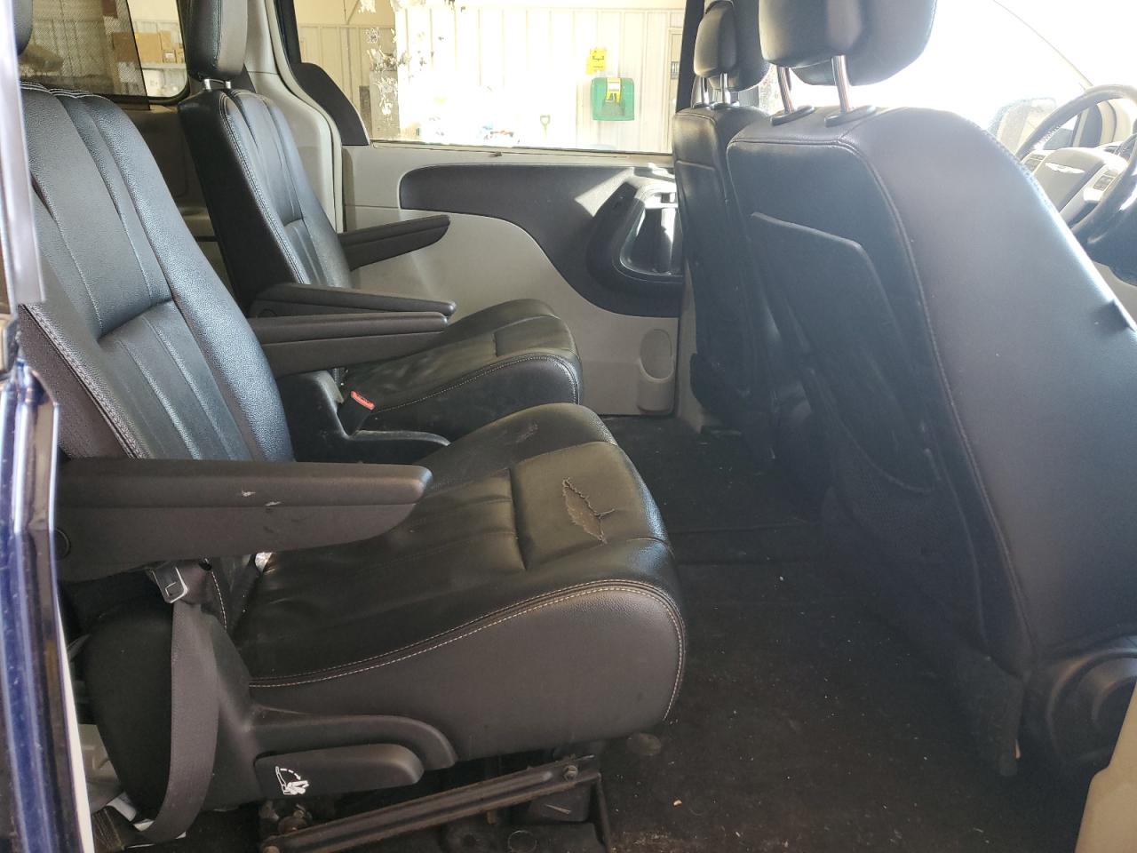 2015 Chrysler Town & Country - Image 11