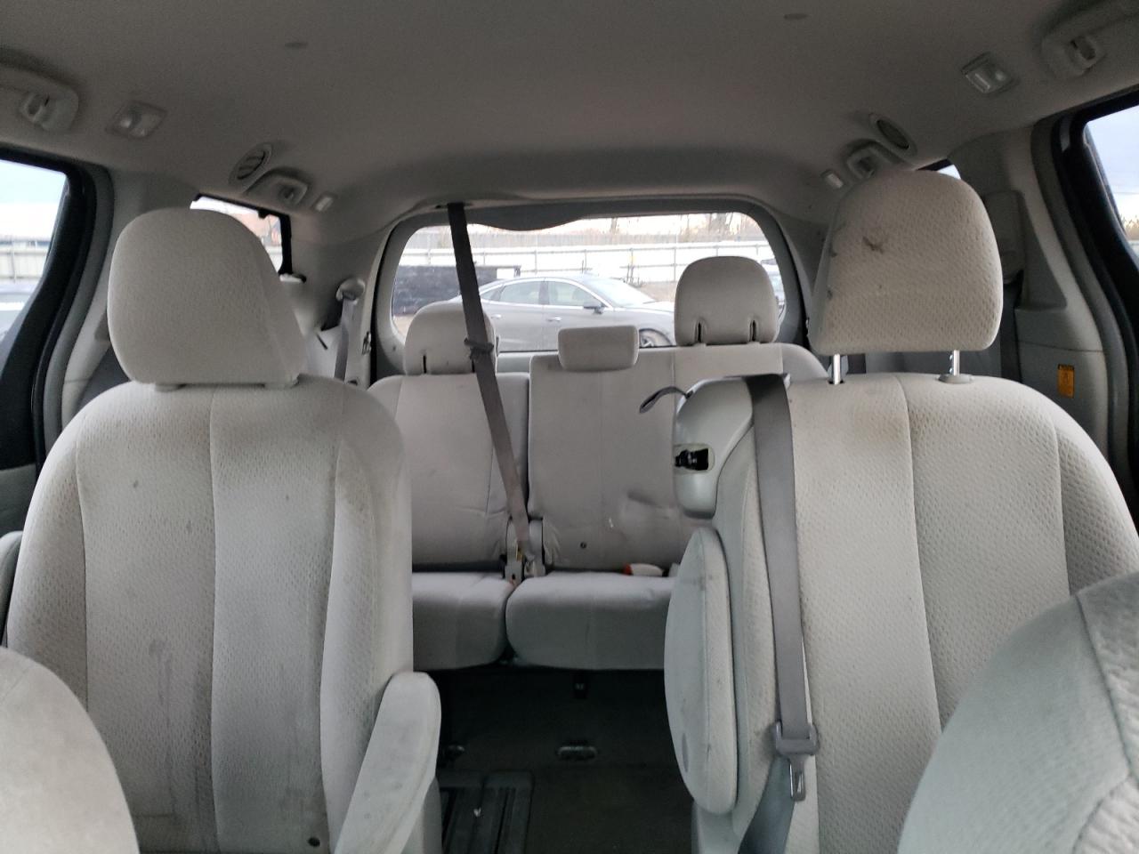 2012 Toyota Sienna - Image 10