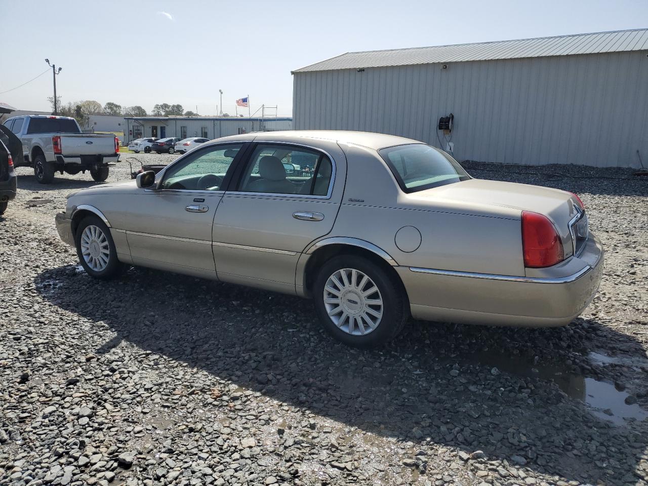 2005 Lincoln Town Car - Image 2