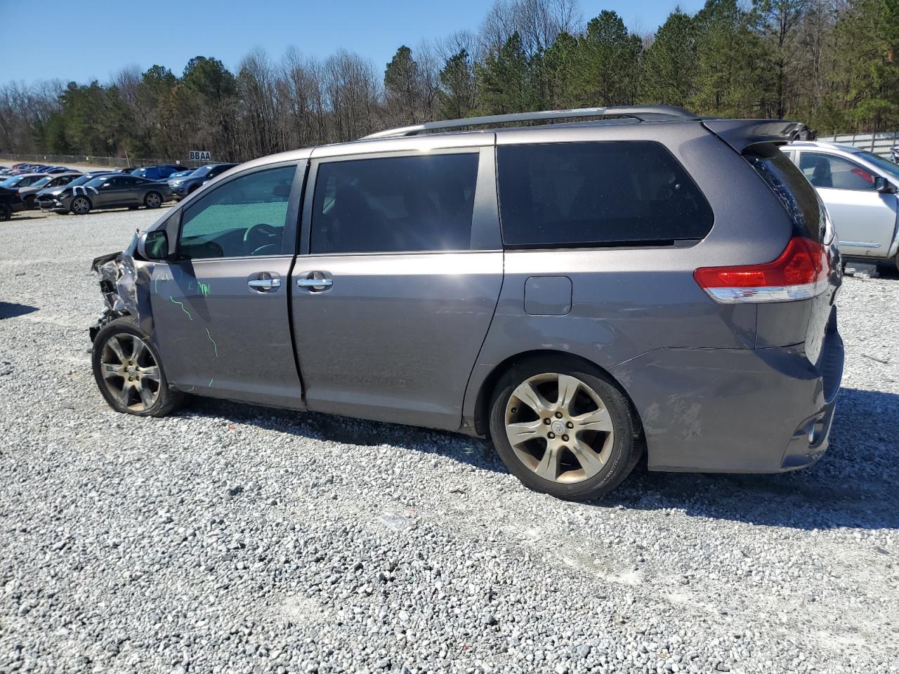 2013 Toyota Sienna - Image 2