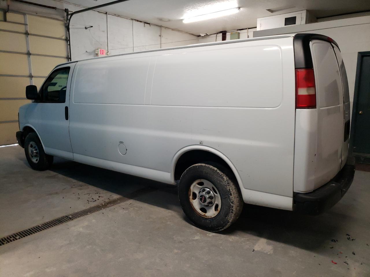 2011 GMC Savana - Image 2